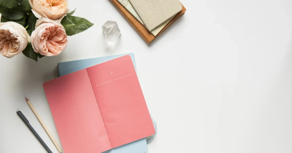 Rosa anteckningsbok sedd uppifrån